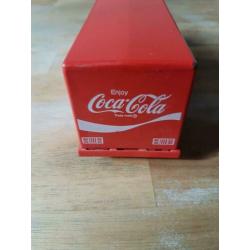 Coca cola vrachtwagen met kratjes en kruiwagen