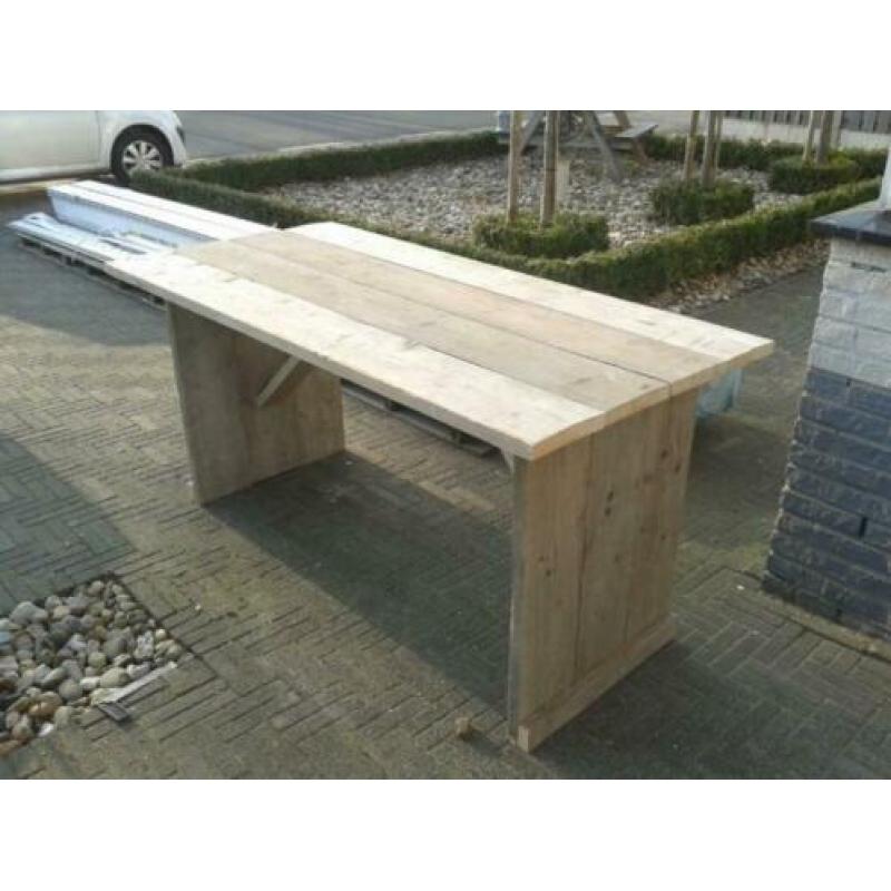 Mooie tafels van gebruikt steigerhout op maat gemaakt.