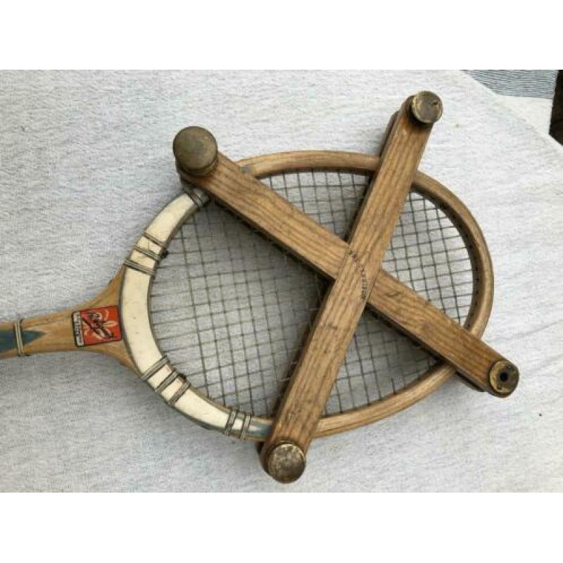 Antiek tennisracket uit Frankrijk met spanner Lille