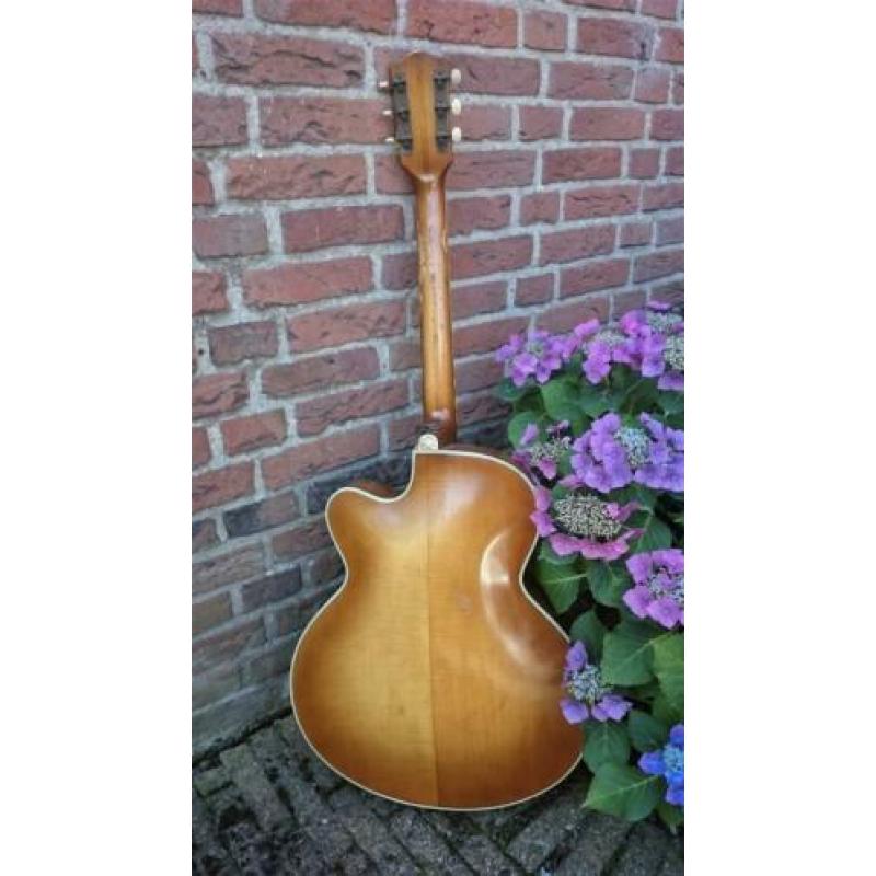 Höfner archtop 4550/S/E2 uit 1960
