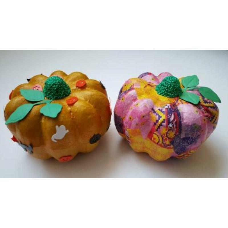 Handgemaakte pompoen van papier-mâché Ø 6 cm en hoog 4,5 cm