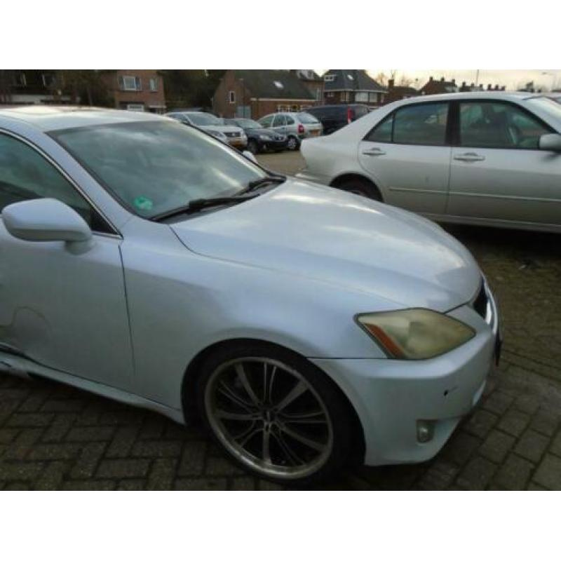schadeauto lexus is 350