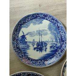 Delfts blauwe borden.
