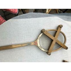 Antiek tennisracket uit Frankrijk met spanner Lille