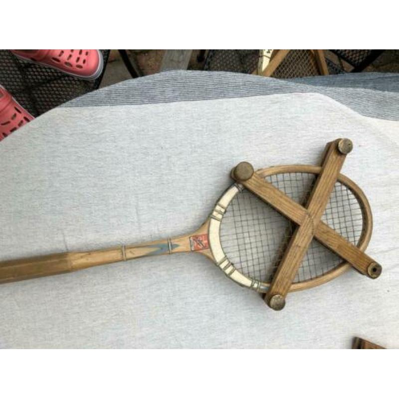 Antiek tennisracket uit Frankrijk met spanner Lille