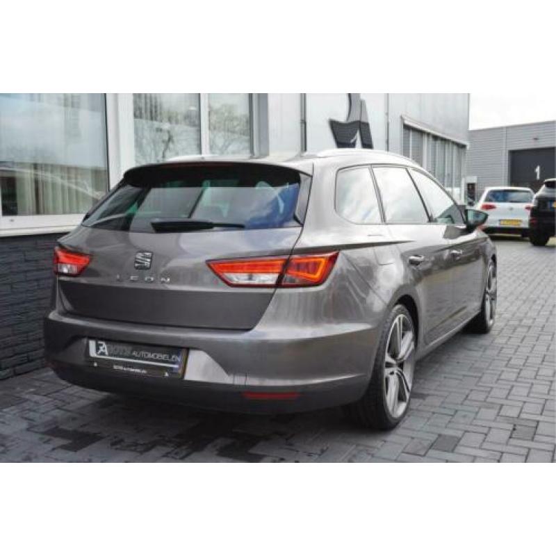 Seat Leon ST 1.6 TDI Style Navi|LED|Leder|PDC 140PK Grijs
