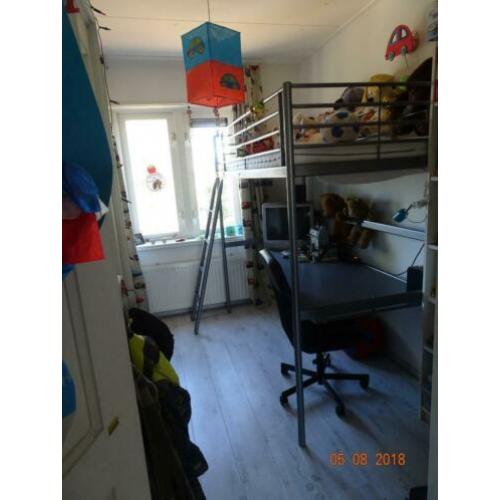 Metalen hoogslaper met bureaublad (Ikea) te koop aangeboden!