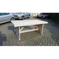 Mooie tafels van gebruikt steigerhout op maat gemaakt.