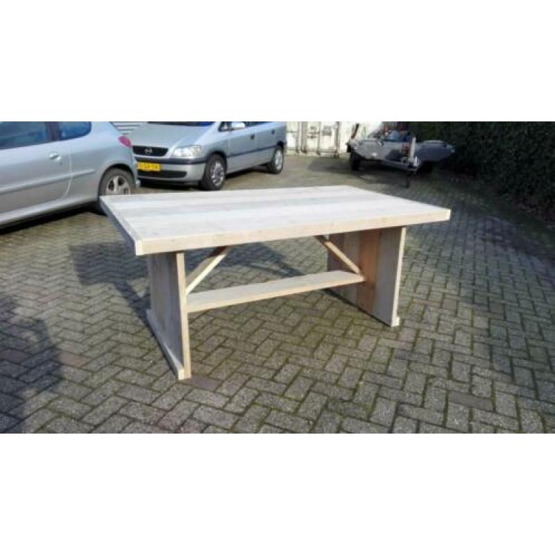 Mooie tafels van gebruikt steigerhout op maat gemaakt.