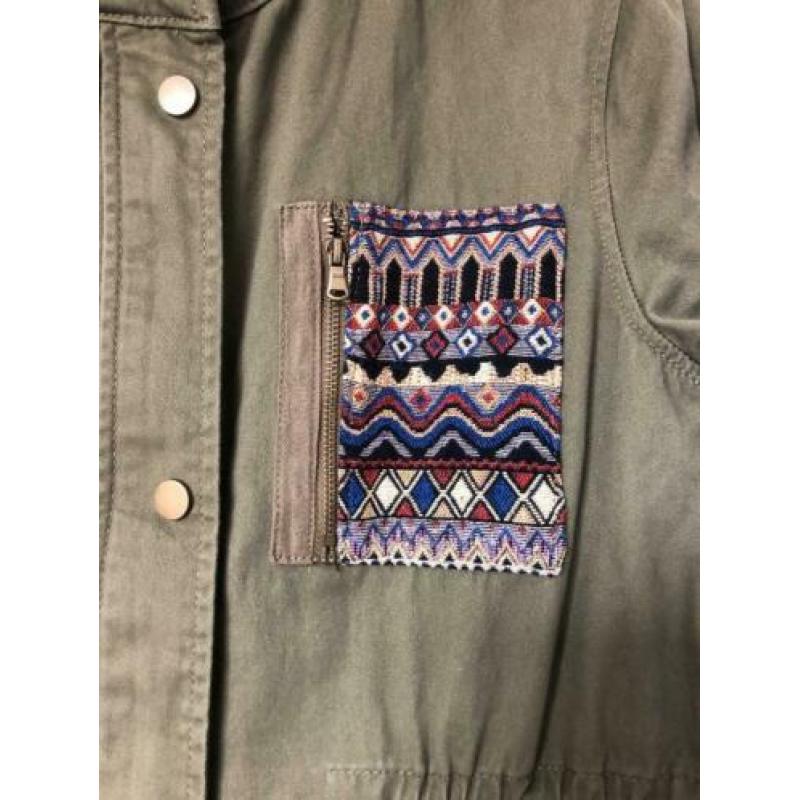 Canvas jas Stradivarius Ibiza look.