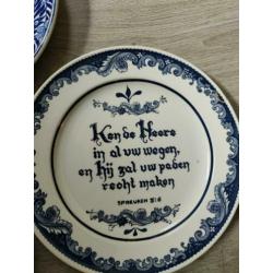 Delfts blauwe borden.