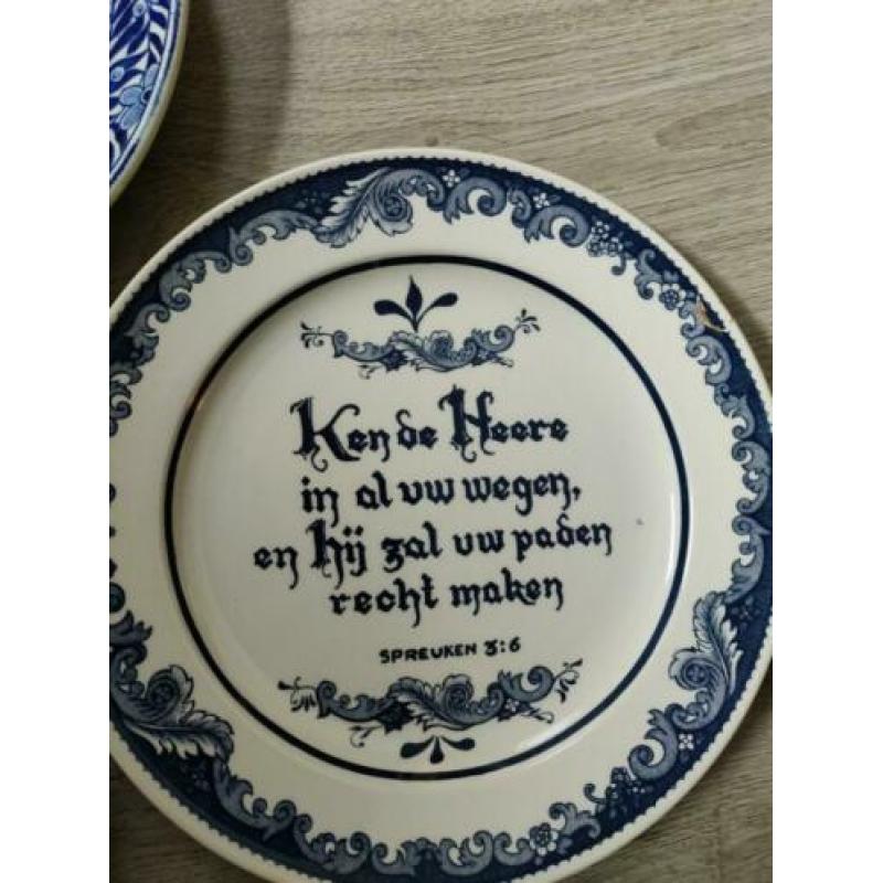 Delfts blauwe borden.