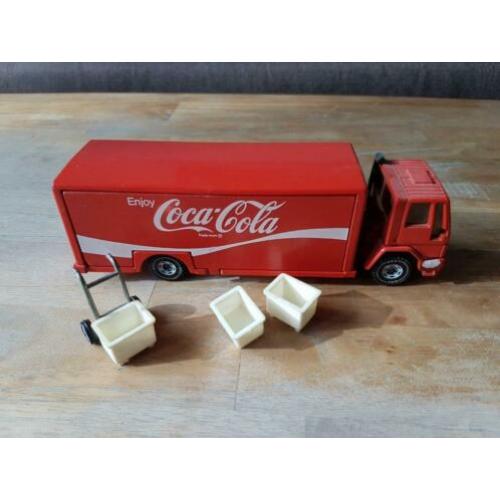 Coca cola vrachtwagen met kratjes en kruiwagen