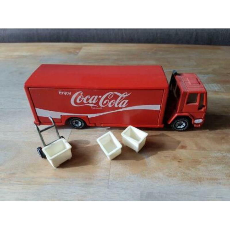 Coca cola vrachtwagen met kratjes en kruiwagen