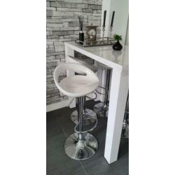 Hoogglans witte bartafel met 4 barkrukken.