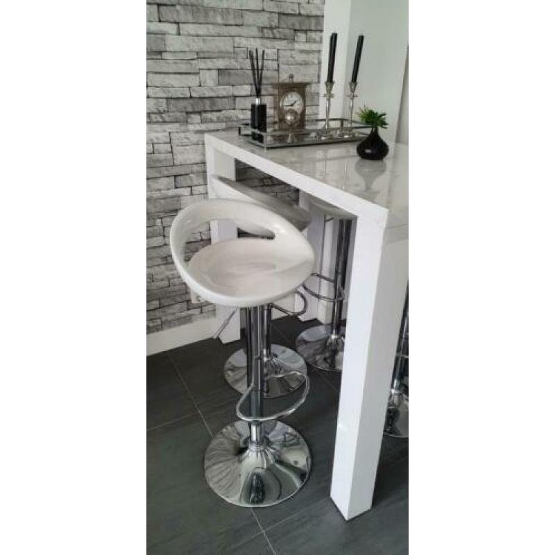 Hoogglans witte bartafel met 4 barkrukken.