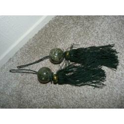 oude Japanse Scroll gewichten "Fuchin" met zijde tassels.