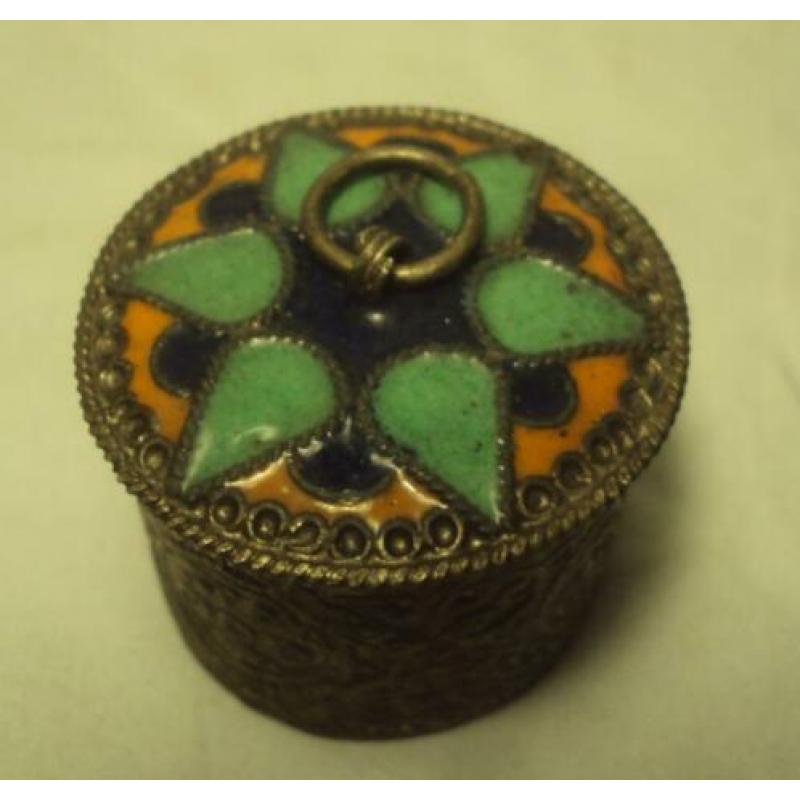 oud klein pillendoosje met emaille