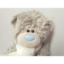 Me to you beertje met witte sjaal blauwe sterren cadeautip