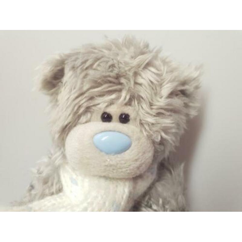 Me to you beertje met witte sjaal blauwe sterren cadeautip