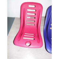 Twee kunststof kinder loungestoeltjes (paars en roze)