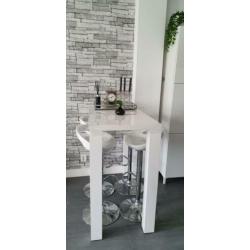 Hoogglans witte bartafel met 4 barkrukken.