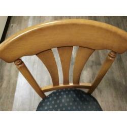 Gratis af te halen 4 stoelen.