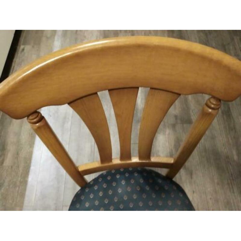 Gratis af te halen 4 stoelen.