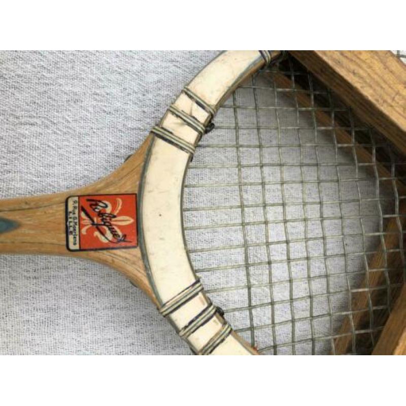 Antiek tennisracket uit Frankrijk met spanner Lille