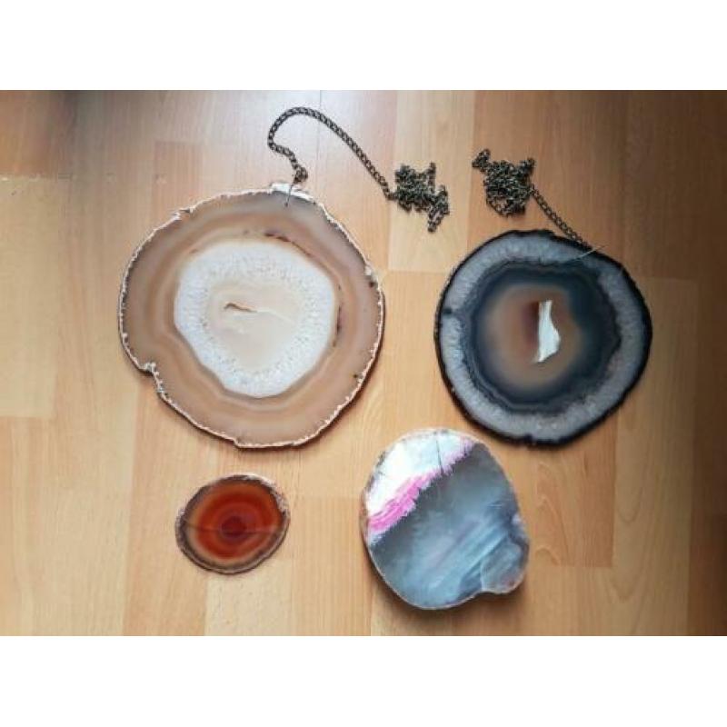 4 mooie doorsneden van mineralen, 2 met hangers