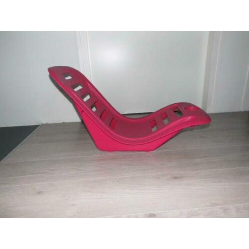 Twee kunststof kinder loungestoeltjes (paars en roze)