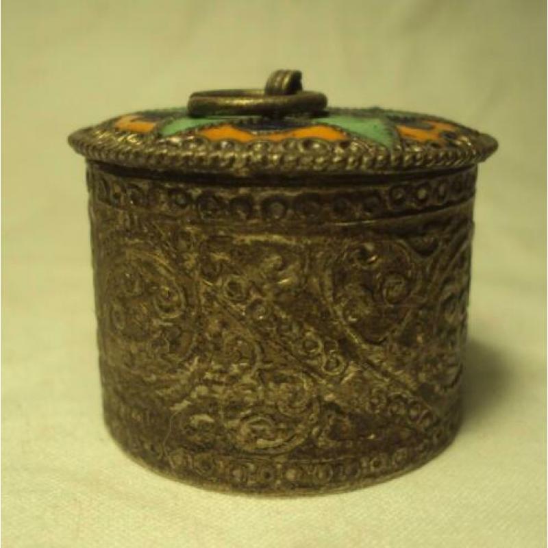 oud klein pillendoosje met emaille