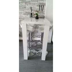 Hoogglans witte bartafel met 4 barkrukken.