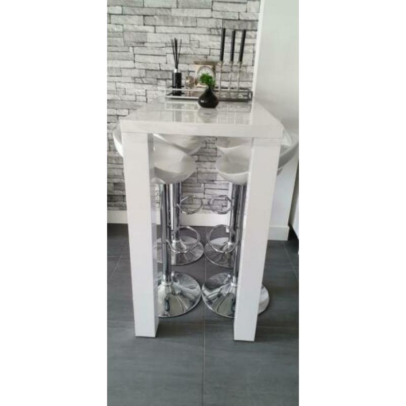 Hoogglans witte bartafel met 4 barkrukken.