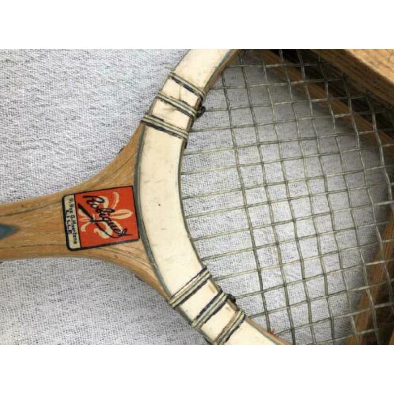 Antiek tennisracket uit Frankrijk met spanner Lille