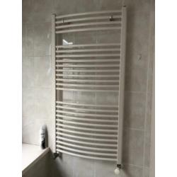 Mooi badkamermeubel en radiator ook apart te koop zie foto's