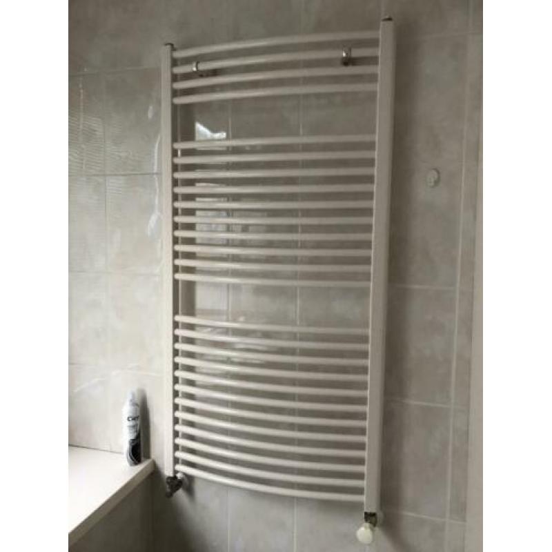 Mooi badkamermeubel en radiator ook apart te koop zie foto's