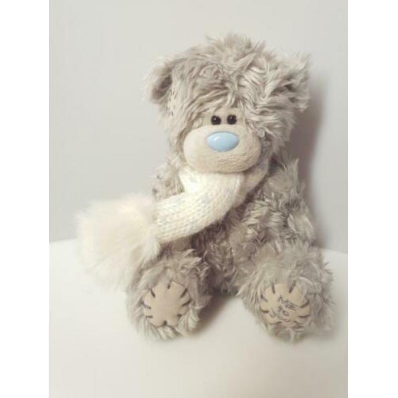 Me to you beertje met witte sjaal blauwe sterren cadeautip