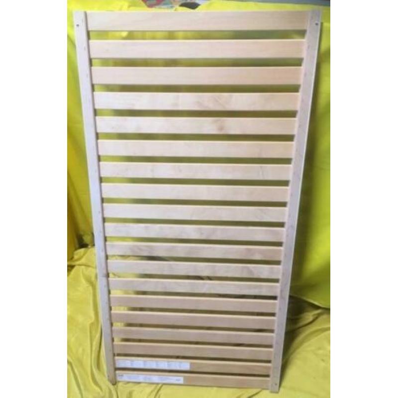 Houten bed / kinderledikant, met lattenbodem en matras. IKEA