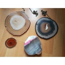 4 mooie doorsneden van mineralen, 2 met hangers