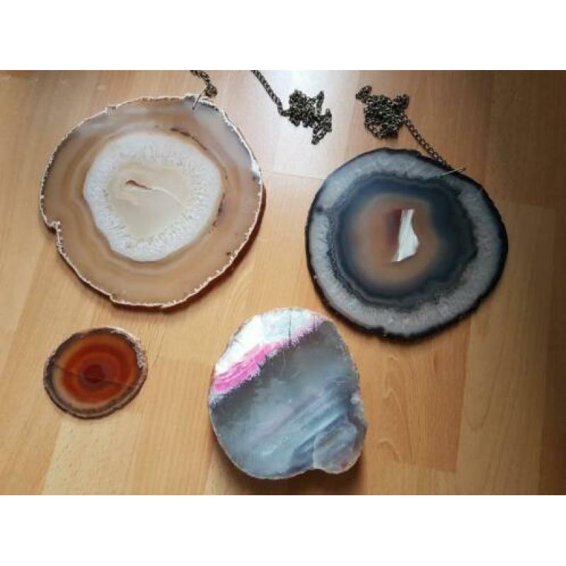 4 mooie doorsneden van mineralen, 2 met hangers