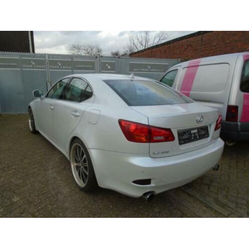 schadeauto lexus is 350