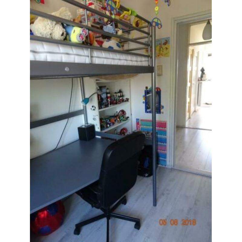 Metalen hoogslaper met bureaublad (Ikea) te koop aangeboden!