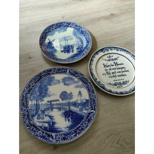 Delfts blauwe borden.
