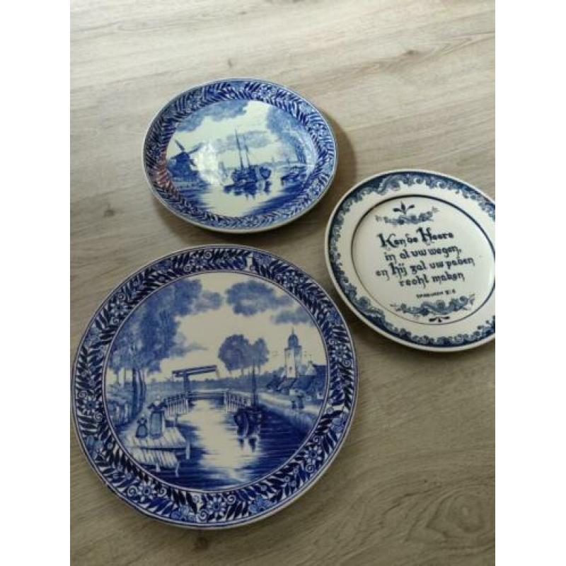Delfts blauwe borden.