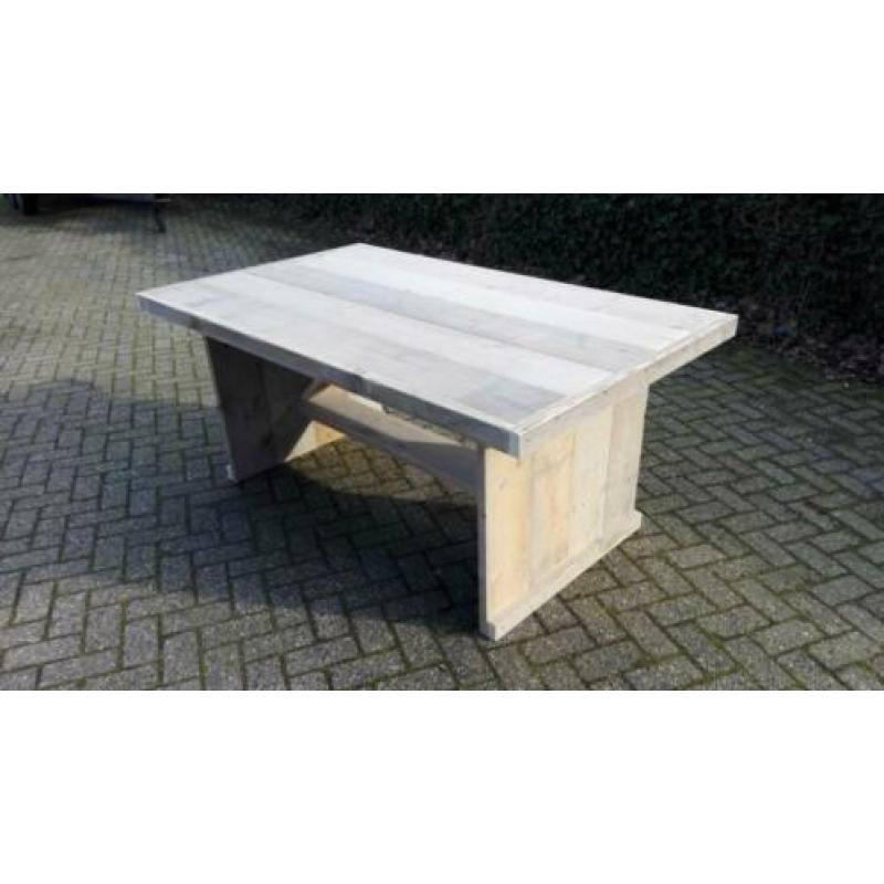 Mooie tafels van gebruikt steigerhout op maat gemaakt.