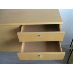 dressoir voor aan de muur