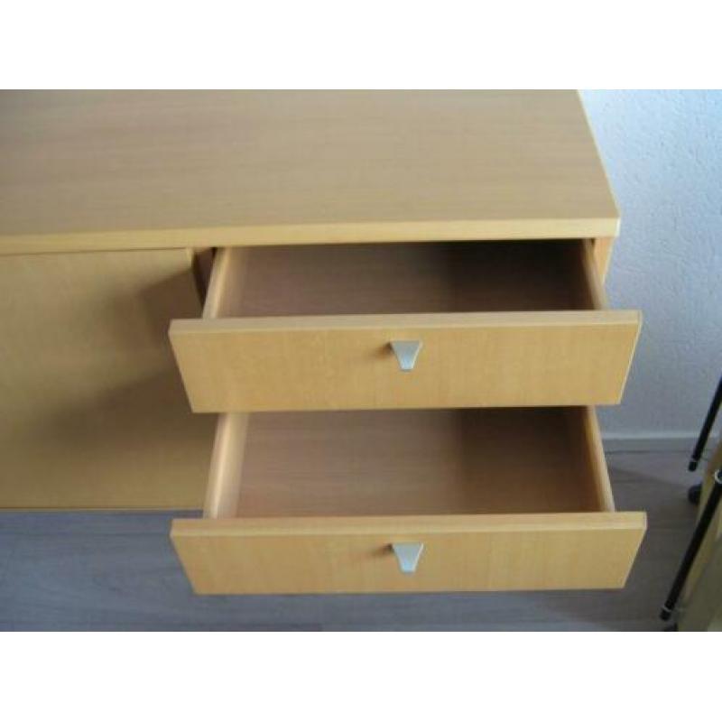 dressoir voor aan de muur
