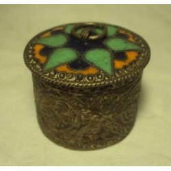 oud klein pillendoosje met emaille