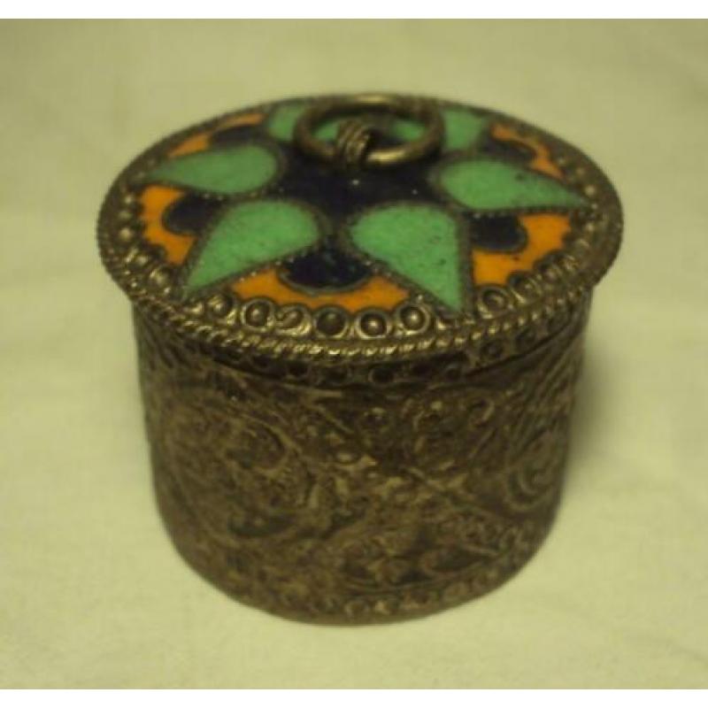 oud klein pillendoosje met emaille